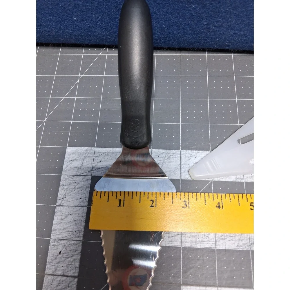 Pampered Chef Pie Cake Server Silver Black Serrated Edge with Blade Cover